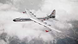 Convair NB-36H, Boeing B-50, USAF, 1955, Experimentalflugzeug, Atomantrieb-Forschung, Langstreckenbomber, Formationsflug, Propellerflugzeug, Luftfahrtgeschichte Das Foto zeigt die Convair NB-36H der United States Air Force im Flug über einer geschlossenen Wolkendecke. Das großspannige Propellerflugzeug, eine modifizierte B‑36 für Nuklearforschungszwecke, ist in Schrägaufsicht mit deutlich erkennbaren Triebwerksgondeln und Leitwerk aufgenommen. Laut Dateiname stammt die Aufnahme aus dem Jahr 1955 und zeigt die Maschine im Verband mit einer Boeing B‑50 (USAF).