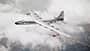 Das Foto zeigt die Convair NB-36H der United States Air Force im Flug über einer geschlossenen Wolkendecke. Das großspannige Propellerflugzeug, eine modifizierte B‑36 für Nuklearforschungszwecke, ist in Schrägaufsicht mit deutlich erkennbaren Triebwerksgondeln und Leitwerk aufgenommen. Laut Dateiname stammt die Aufnahme aus dem Jahr 1955 und zeigt die Maschine im Verband mit einer Boeing B‑50 (USAF).