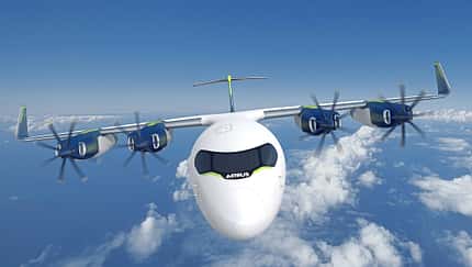 Airbus ZEROe, Brennstoffzellenflugzeug, Wasserstoffantrieb, Konzeptflugzeug, Rendering 2024, Airbus SAS, Propellerantrieb, Hochdecker, Luftfahrt Das Bild zeigt ein Rendering des Airbus ZEROe‑Brennstoffzellenflugzeugs (2024). Dargestellt ist ein Hochdecker mit mehreren entlang der Tragflächen verteilten Propellerantrieben für einen wasserstoffbasierten Brennstoffzellen‑Elektroantrieb, im Flug über einer Wolkendecke. Quelle laut Dateiname: Airbus SAS 2024.