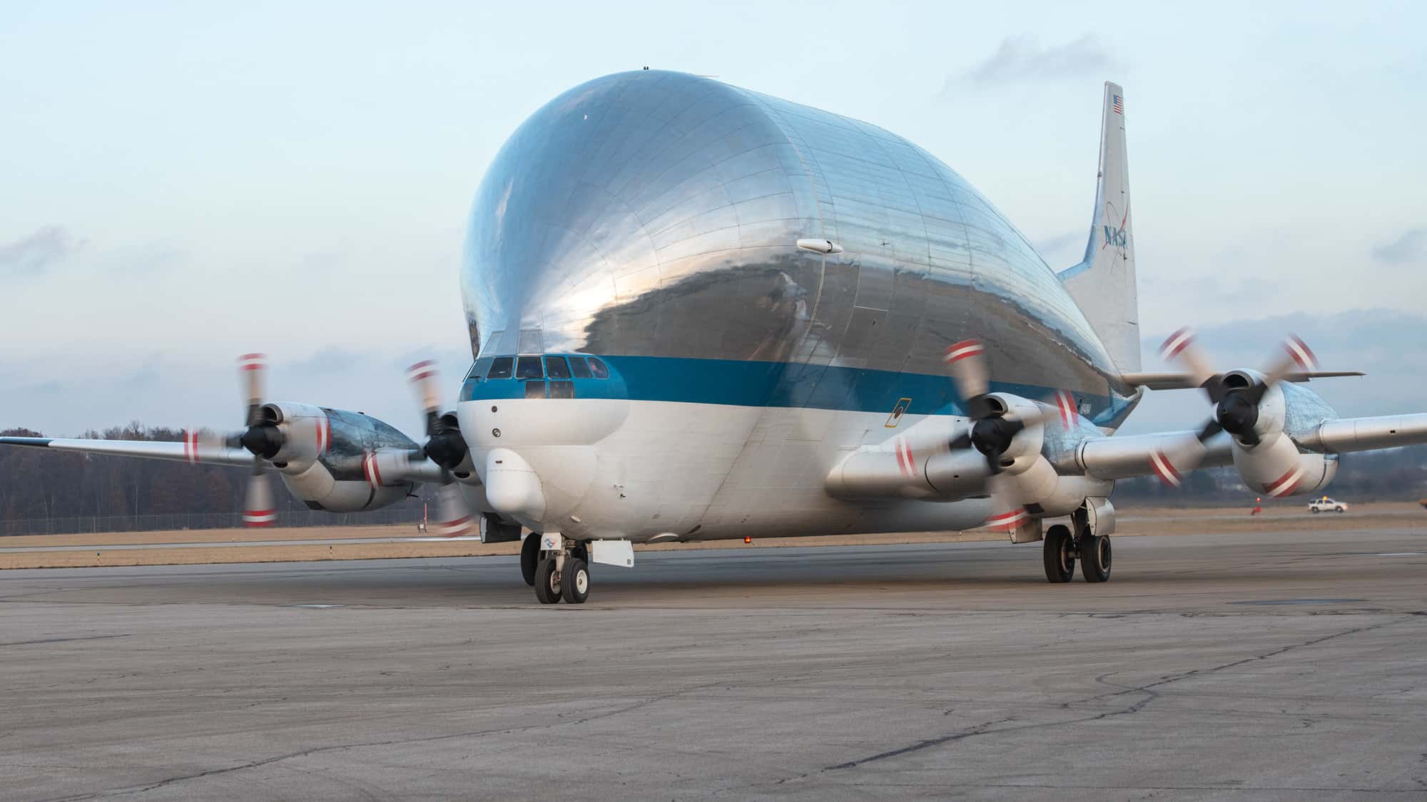 Extrem-rares-Turboprop-Transportflugzeug-Sturm-besch-digt-die-einzige-Super-Guppy-der-Welt