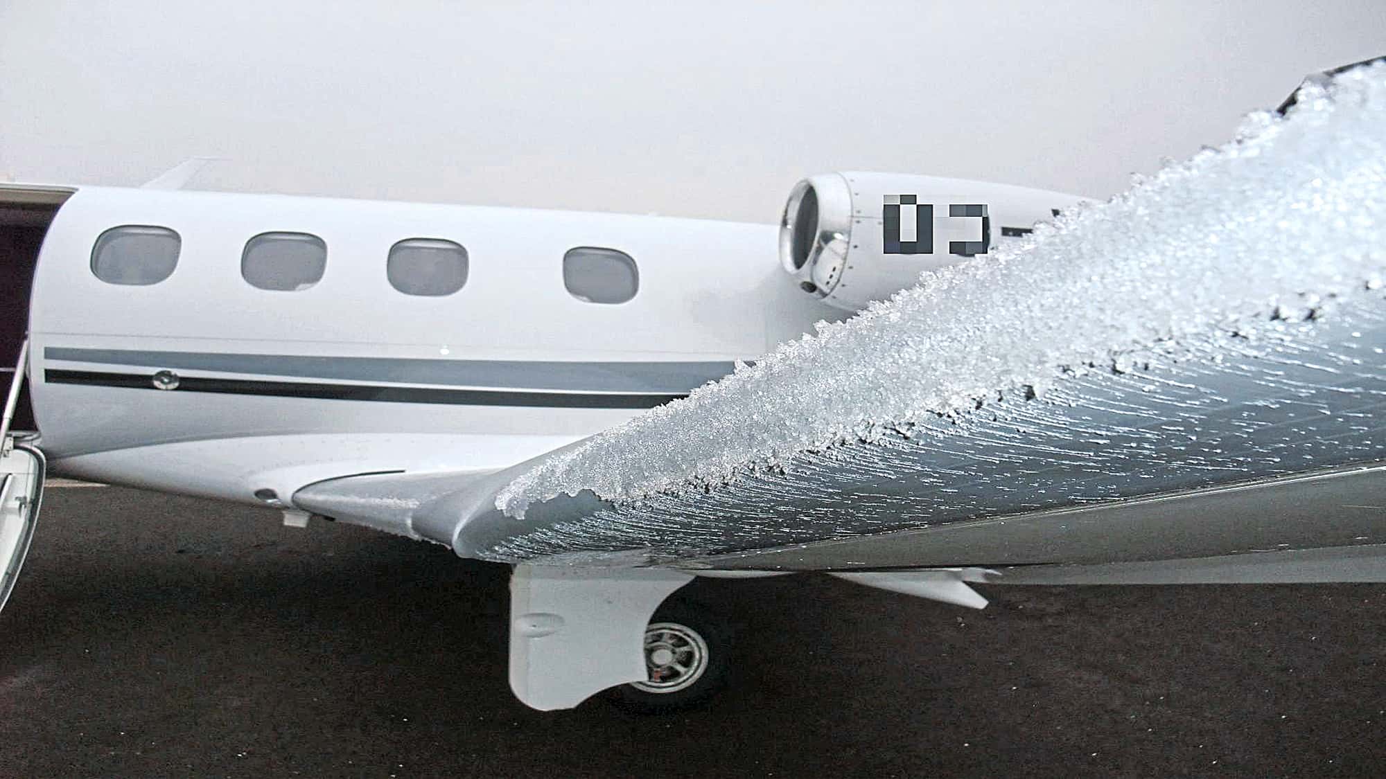 Gefahr-im-Winter-So-funktioniert-die-Enteisung-bei-Flugzeugen