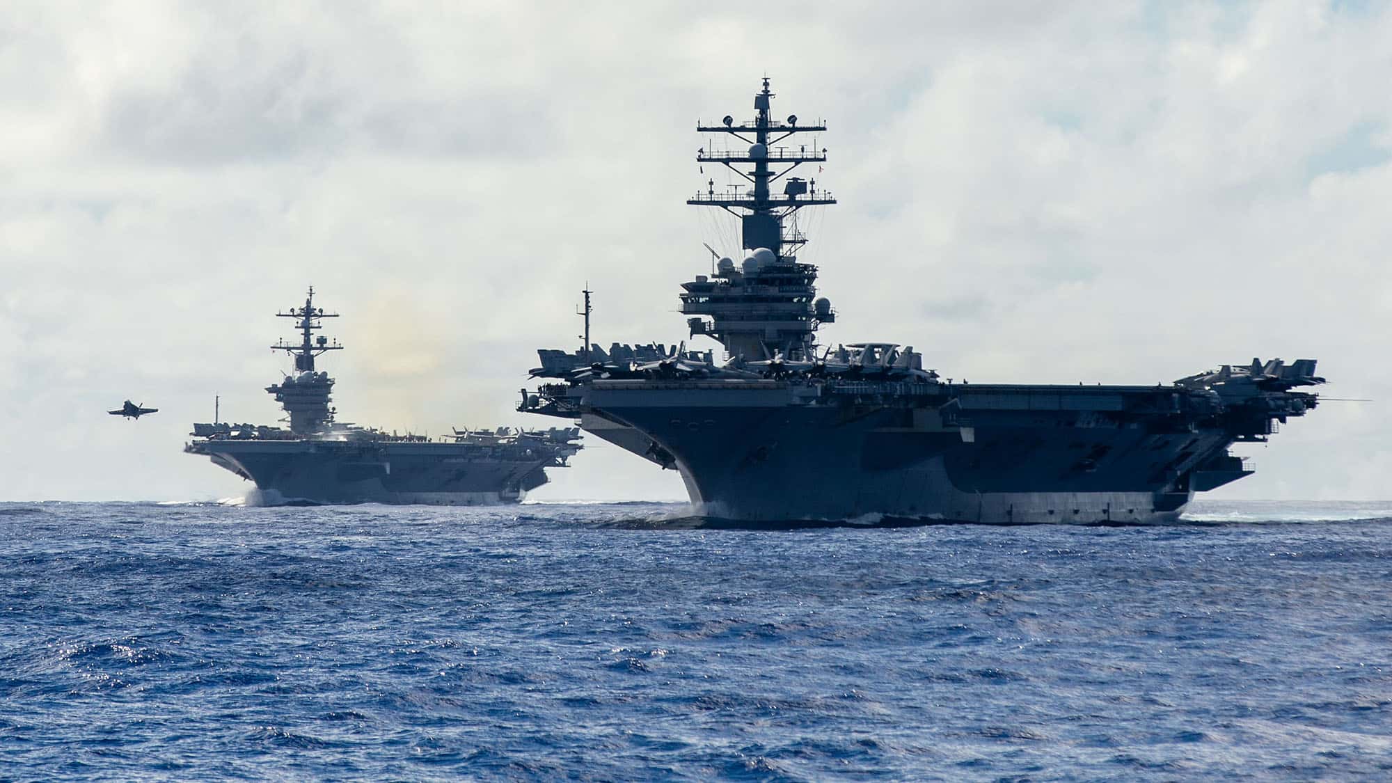 Flugzeugtr-ger-USS-Nimitz-Sea-Hawk-und-Super-Hornet-st-rzen-ab