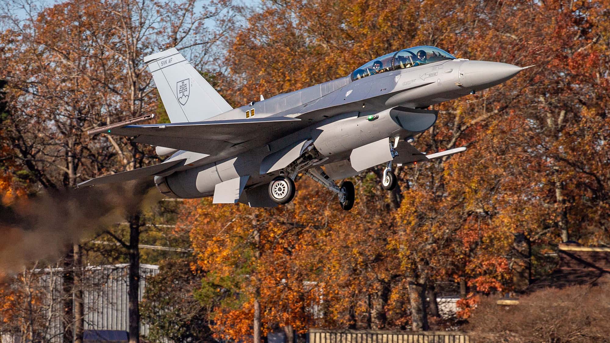 Sowjetische-MiGs-fliegen-aus-Modernste-F-16-Kampfjets-f-r-Bulgarien-und-Slowakei