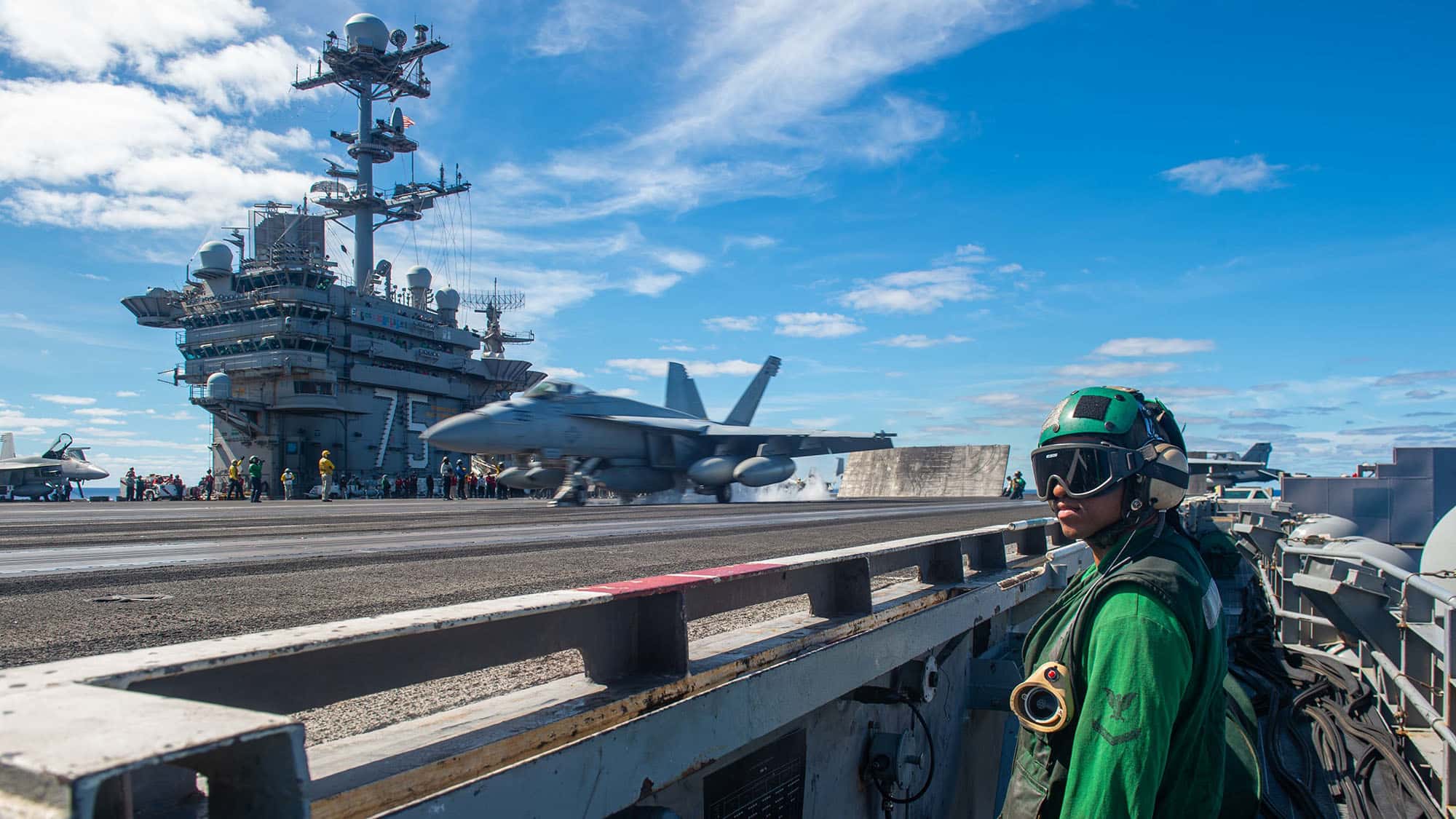 Super-Hornet-f-llt-aus-Flugzeugtr-ger-Hangar-ins-Meer-Navy-Kampfjet-geht-ber-Bord-wegen-Houthi-Angriff-