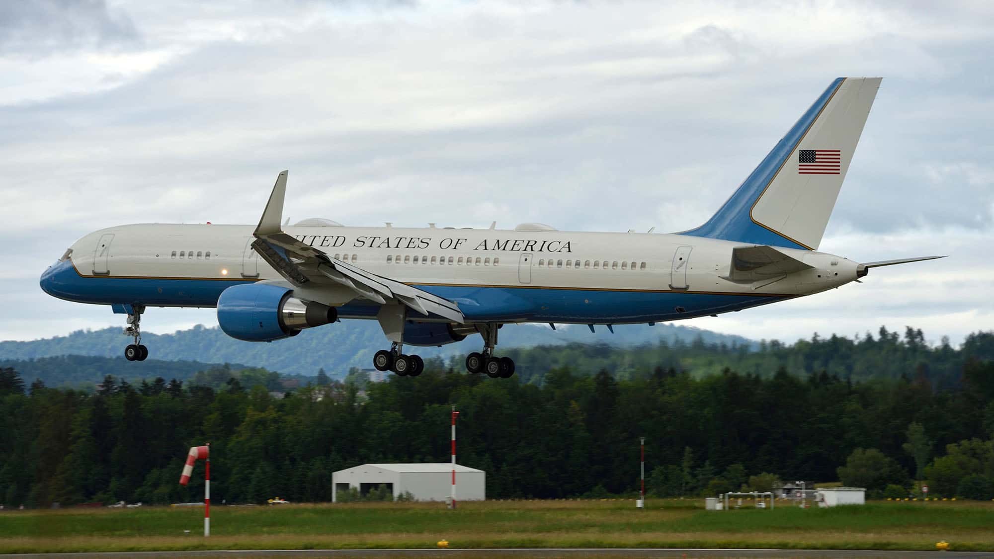 Air-Force-One-muss-umkehren-Trump-kommt-mit-kleiner-Boeing-757-nach-Davos