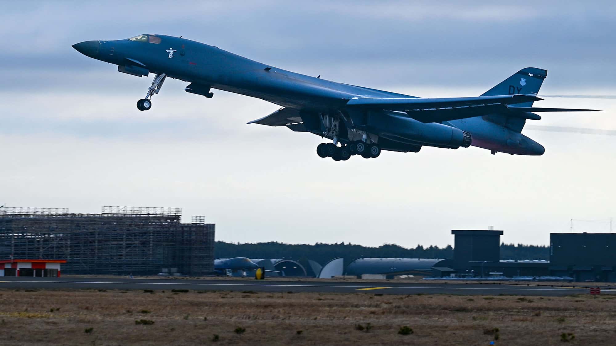 B-1B-Lancer-legt-Verkehrsflughafen-lahm-Blockierter-Bomber-sorgt-f-r-Proteste-in-Japan
