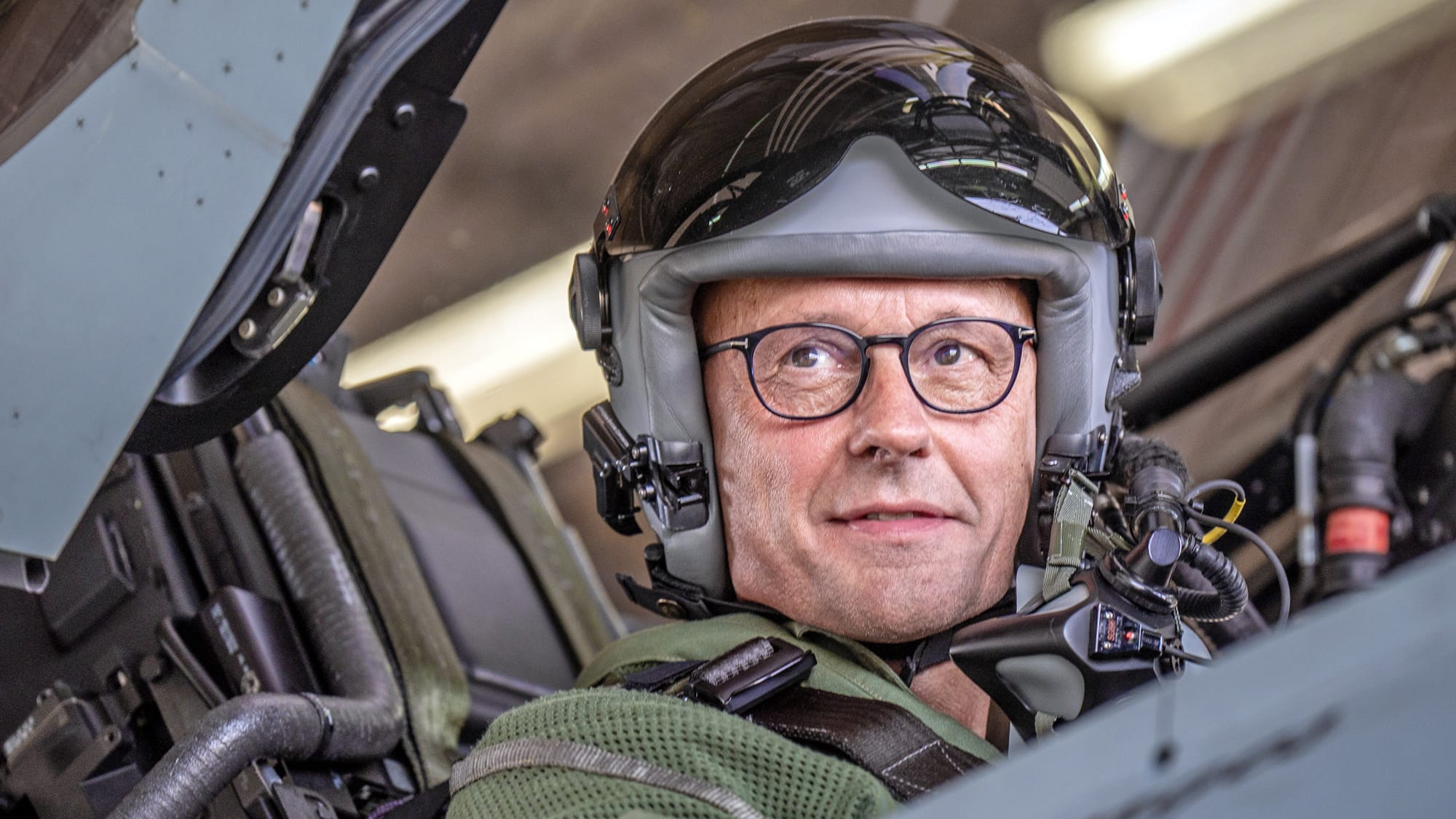 Der-fliegende-Regierungschef-Friedrich-Merz-Pilot-und-Bundeskanzler