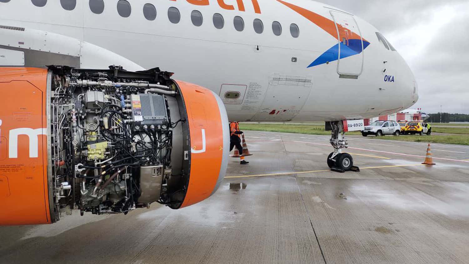 Russischer-Airliner-verliert-Teile-beim-Start-Superjet-landet-mit-offenem-Triebwerk