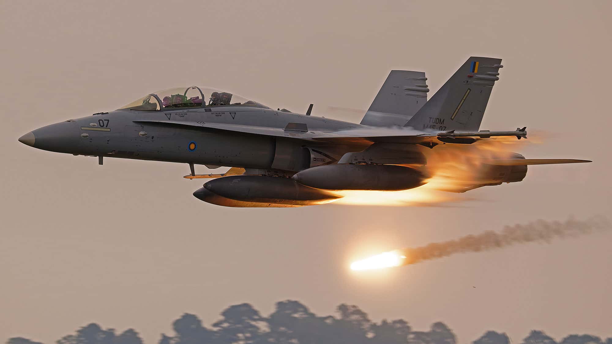 Mini-Kampfjet-Flotte-f-r-Spezialaufgaben-Acht-Hornets-fliegen-weiter-f-r-Malaysia