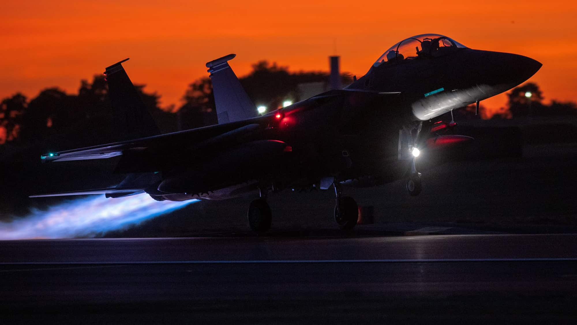 Beinahe-Kollision-bei-Nacht-F-15E-und-Hubschrauber-kommen-sich-bedenklich-nahe