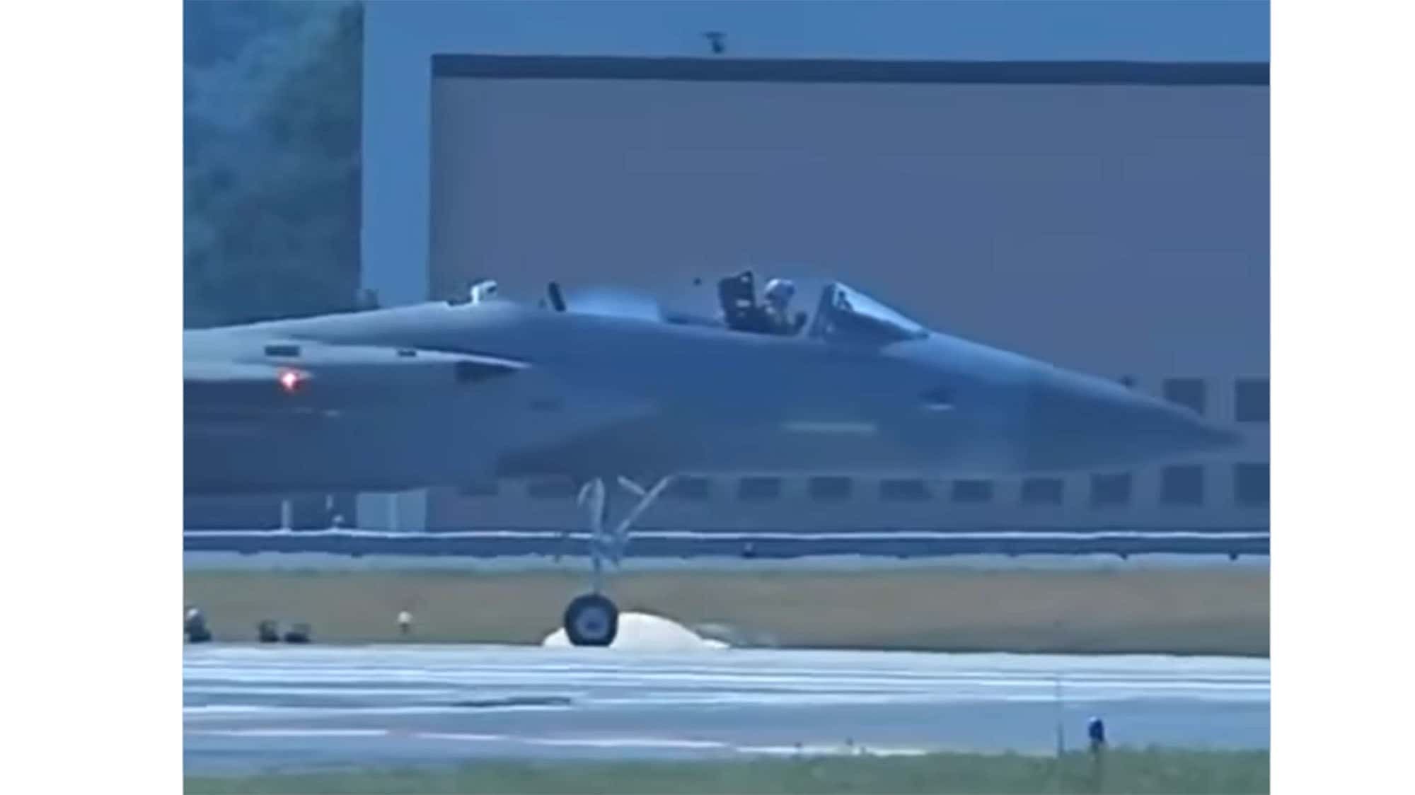 Fataler-Fehler-bei-Mitflug-im-Kampfjet-Passagier-schie-t-sich-aus-Versehen-aus-F-15D