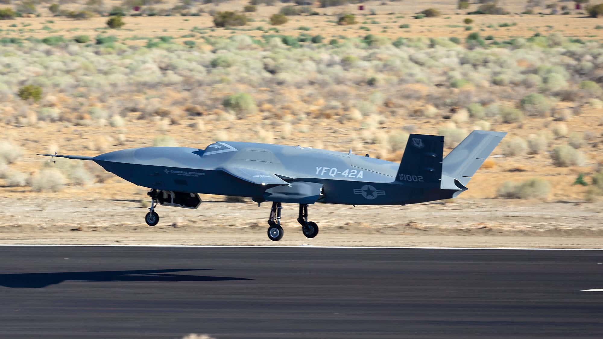 Autonomes-Kampfflugzeug-YFQ-42A-im-Flugtest-Der-erste-US-Kampfroboter-fliegt