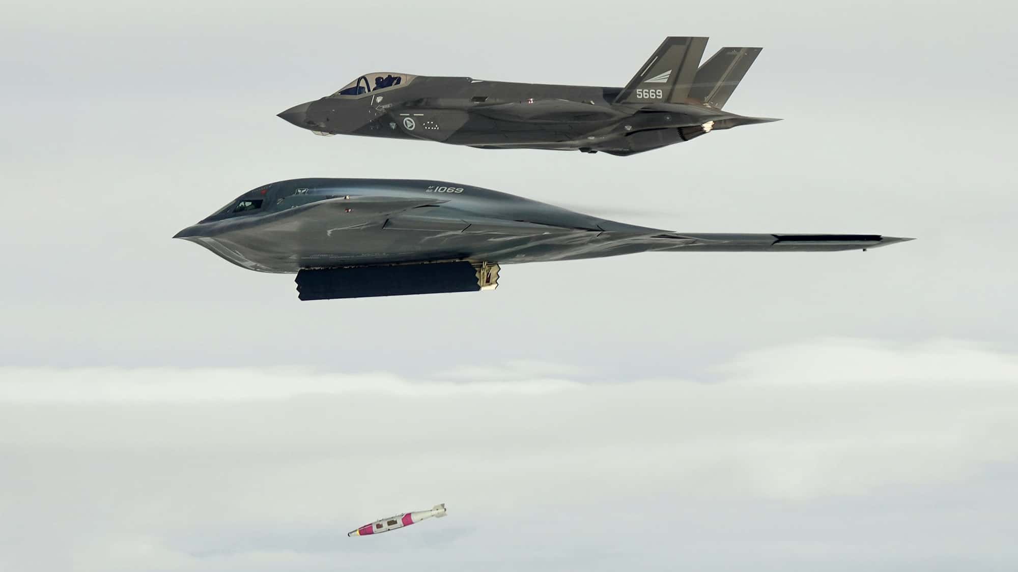 -Quicksink-Bombe-im-Nordmeer-B-2-Stealth-Bomber-attackiert-Ziel-vor-Norwegen