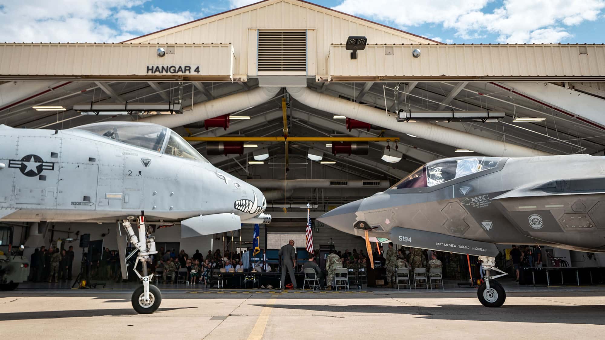 Traditionsstaffel-verabschiedet-sich-von-A-10-Panzerknacker-geht-Stealth-Jet-kommt