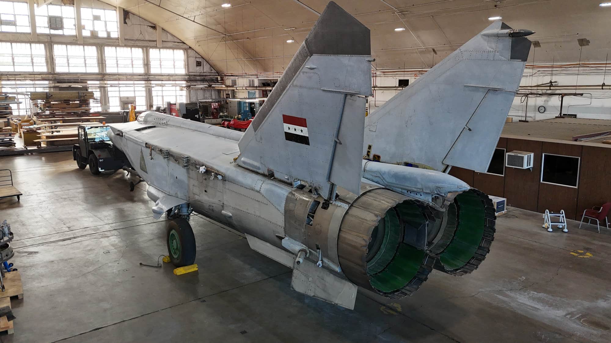 Beuteflugzeug-aus-dem-Irak-ohne-Fl-gel-Im-Sand-vergrabene-MiG-25-auf-der-gro-en-B-hne