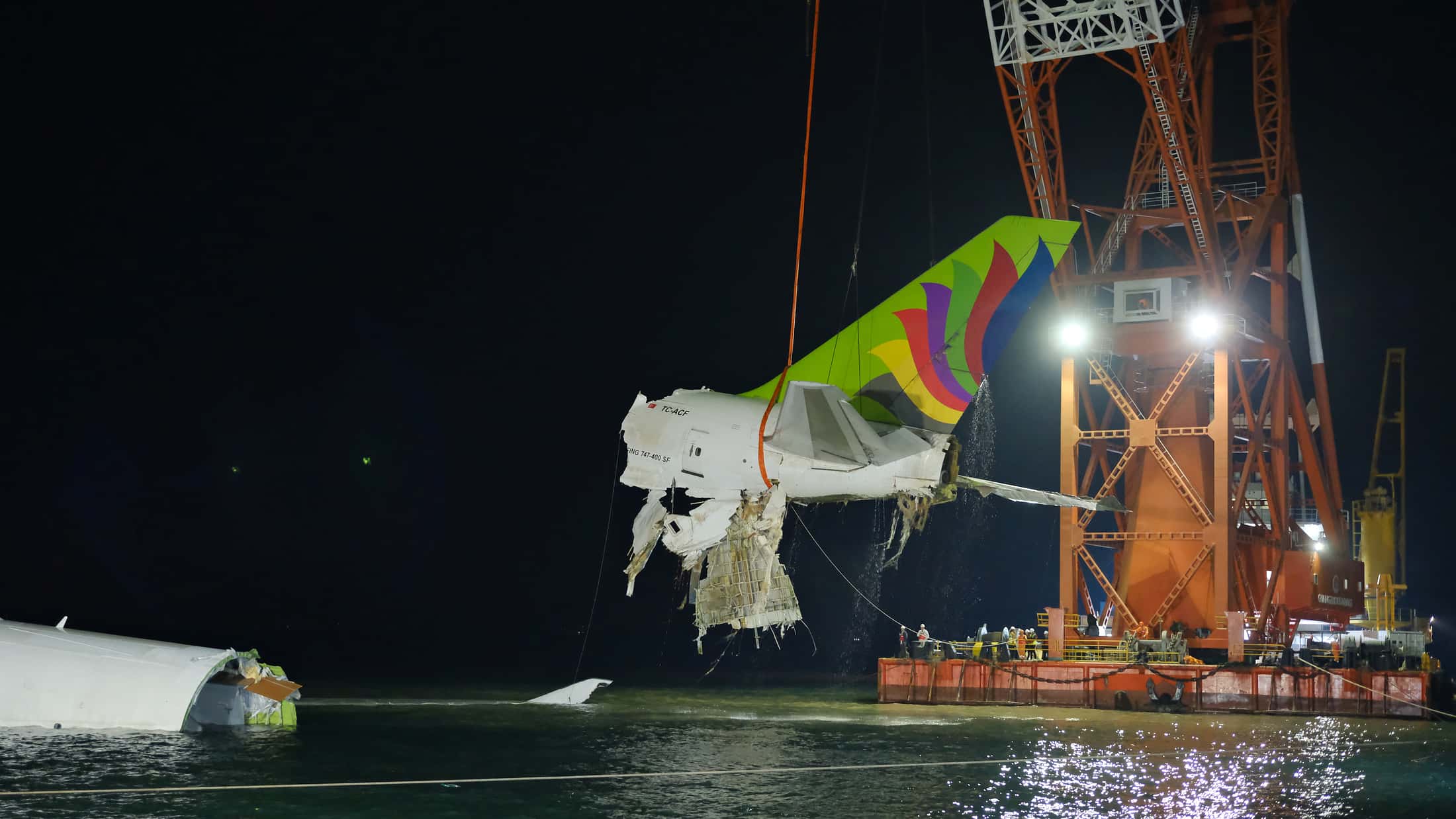 Frachter-Bruchlandung-in-Hongkong-Schwimmkran-nimmt-verungl-ckten-Jumbo-an-den-Haken