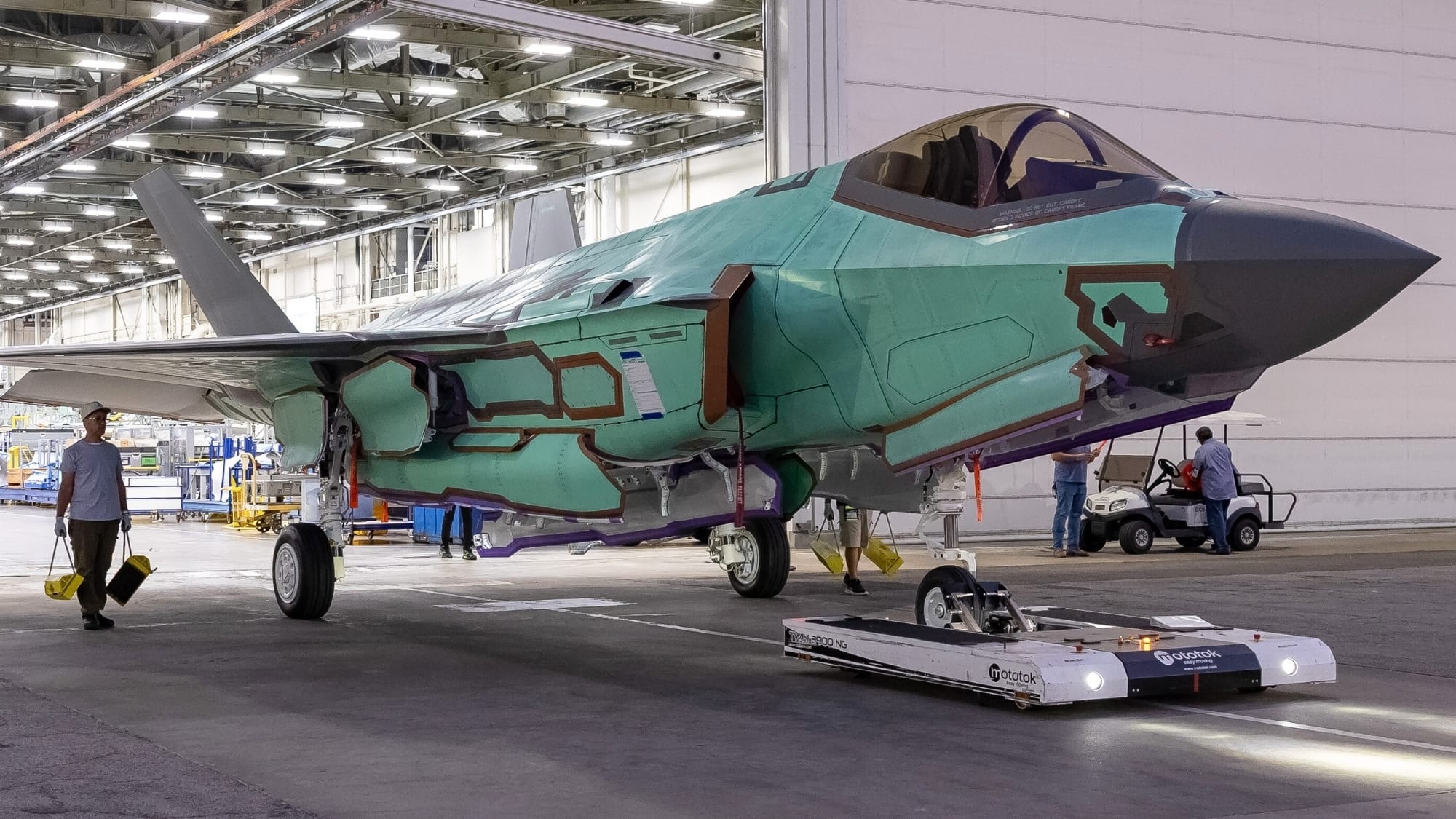 Stealth-Kampfjet-f-r-Nordeuropa-Finnlands-erste-F-35A-verl-sst-Produktionshalle