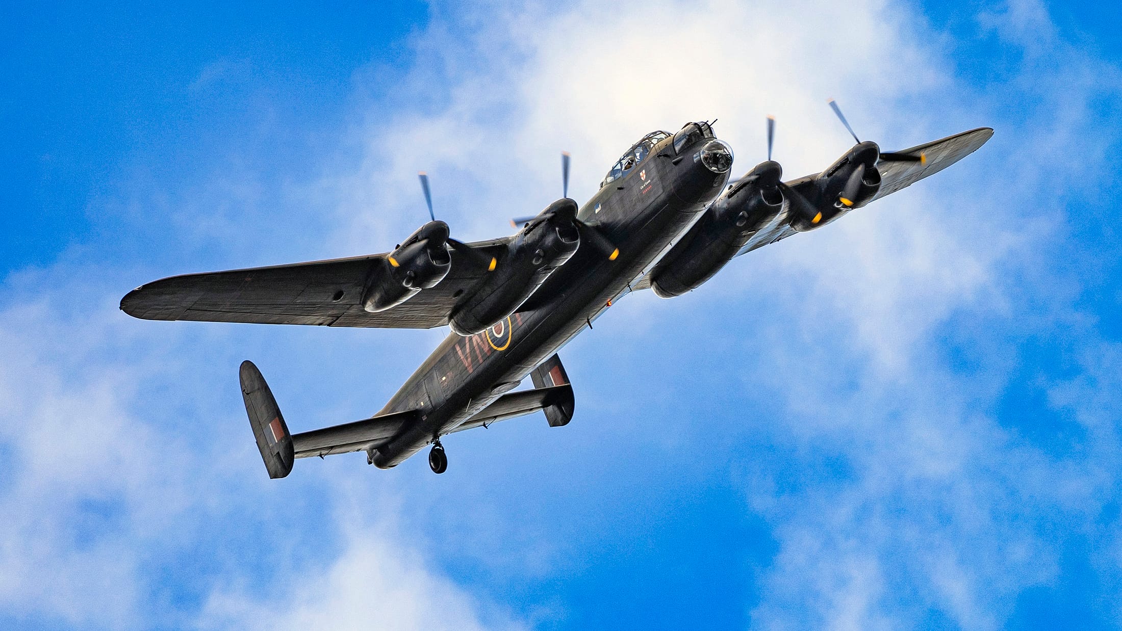 Flaggschiff-des-Battle-of-Britain-Memorial-Flight-RAF-Lancaster-landet-zur-berholung-in-Duxford