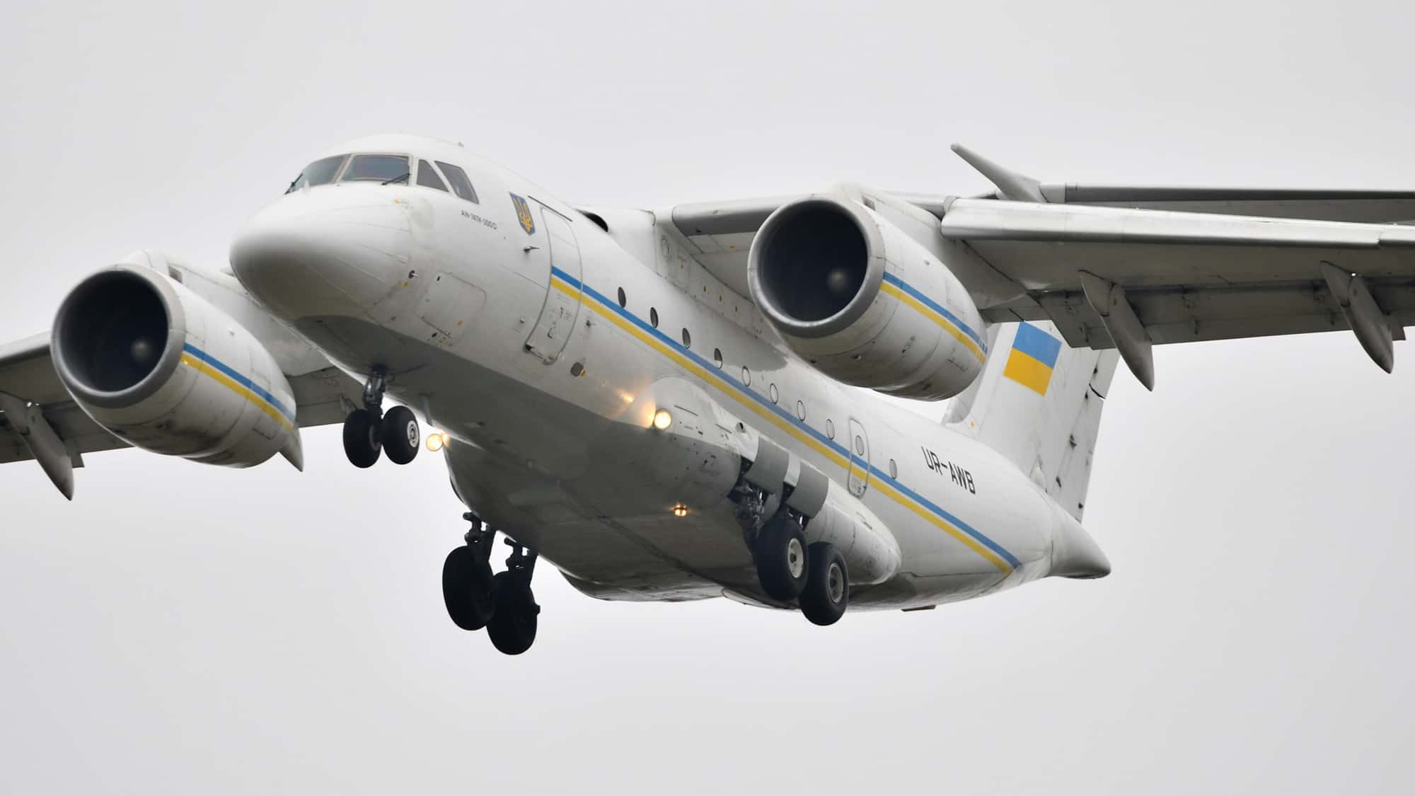 Rarit-t-Antonow-An-74TK-300D-Dieses-seltene-Flugzeug-parkt-jetzt-in-Leipzig