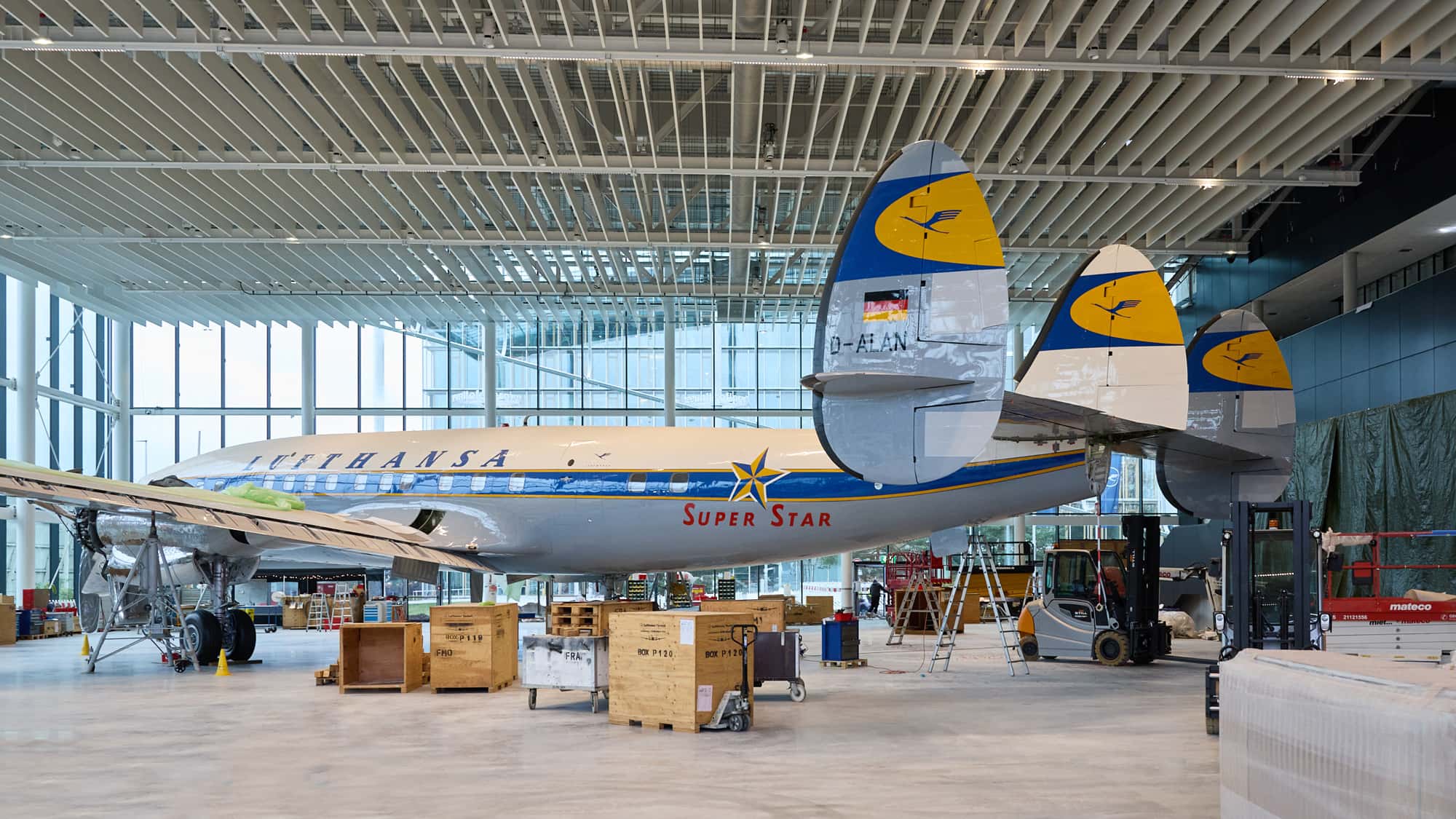 Lockheed-L-1649A-Lufthansa-vervollst-ndig-Super-Star-im-Hangar-One