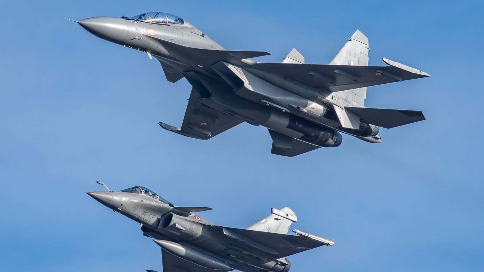 Suchoi-Jets-Seite-an-Seite-mit-Rafale-Indiens-Su-30-trainieren-in-Frankreich