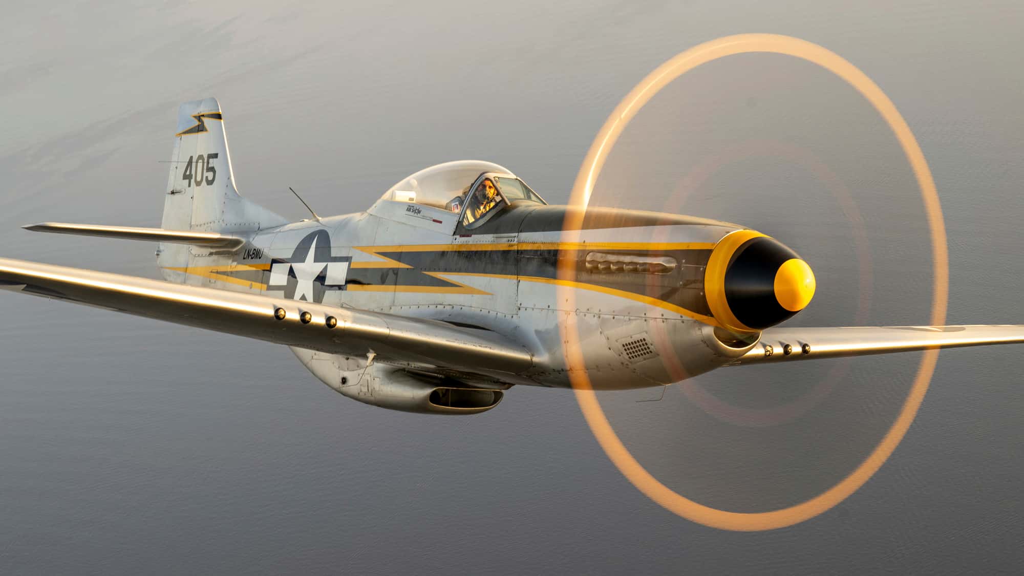 North-American-P-51-Mustang-Wegweiser-Hier-fliegen-die-legend-ren-Mustangs-in-Europa