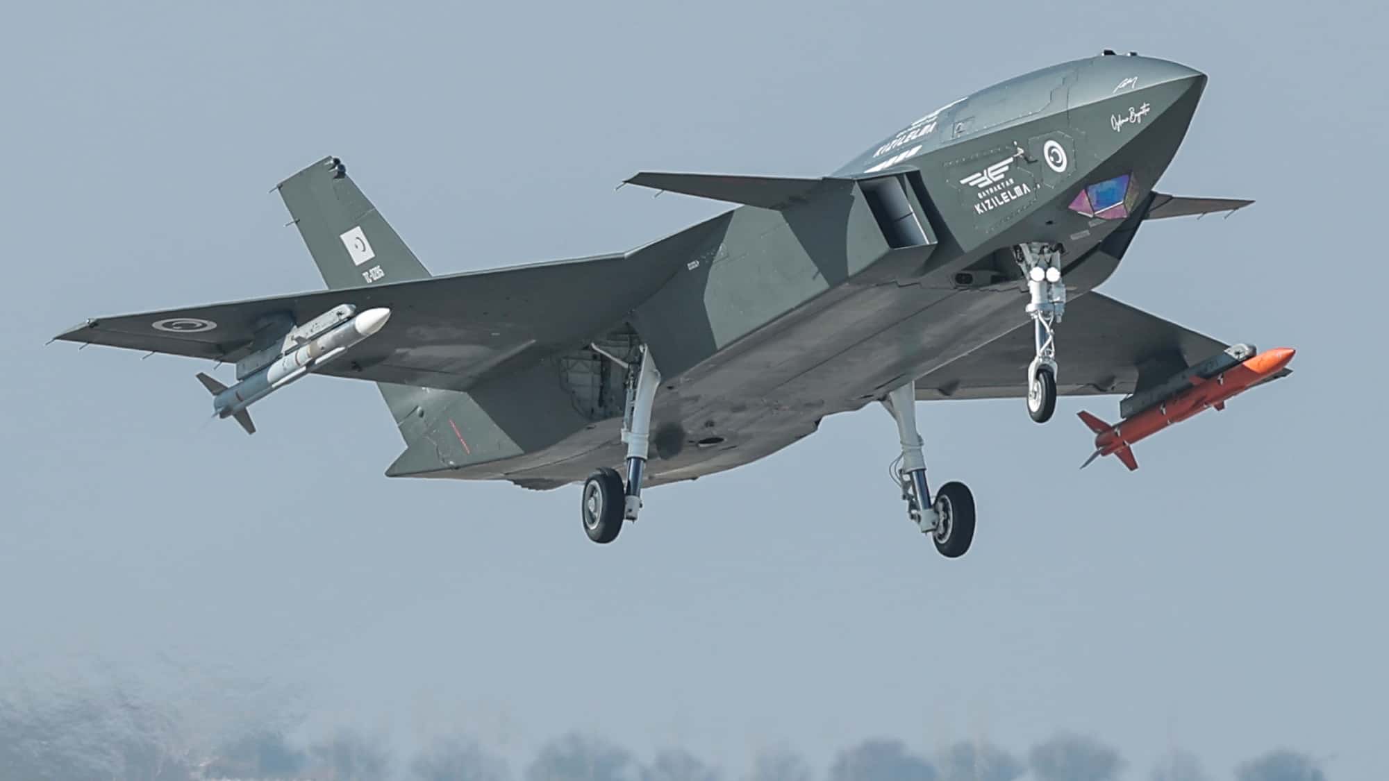 T-rkische-Stealth-Kampfdrohne-Kizilelma-schie-t-Drohne-ab-mit-radargelenkter-Rakete