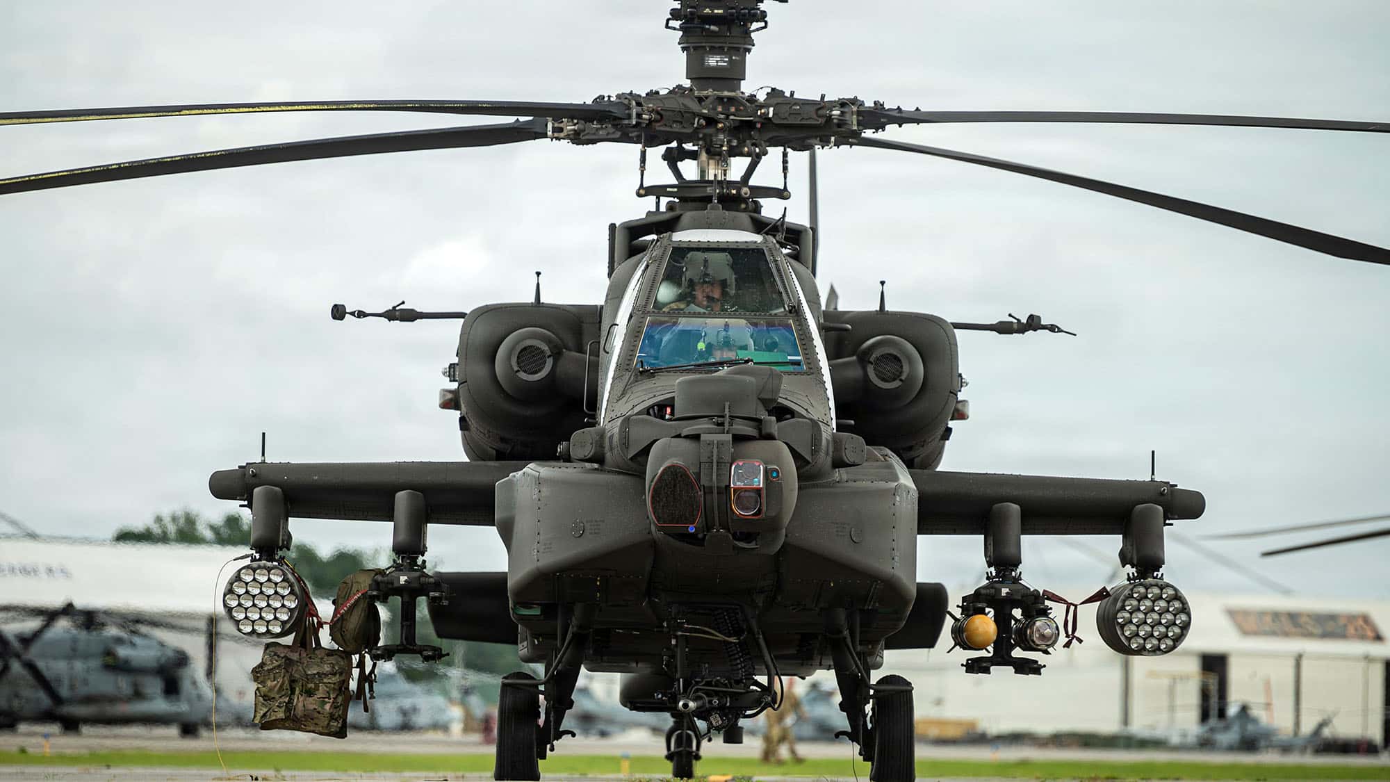 Scharfe-Fliegenklatsche-der-US-Army-Kampfhubschrauber-AH-64-Apache-schie-en-Drohnen-ab
