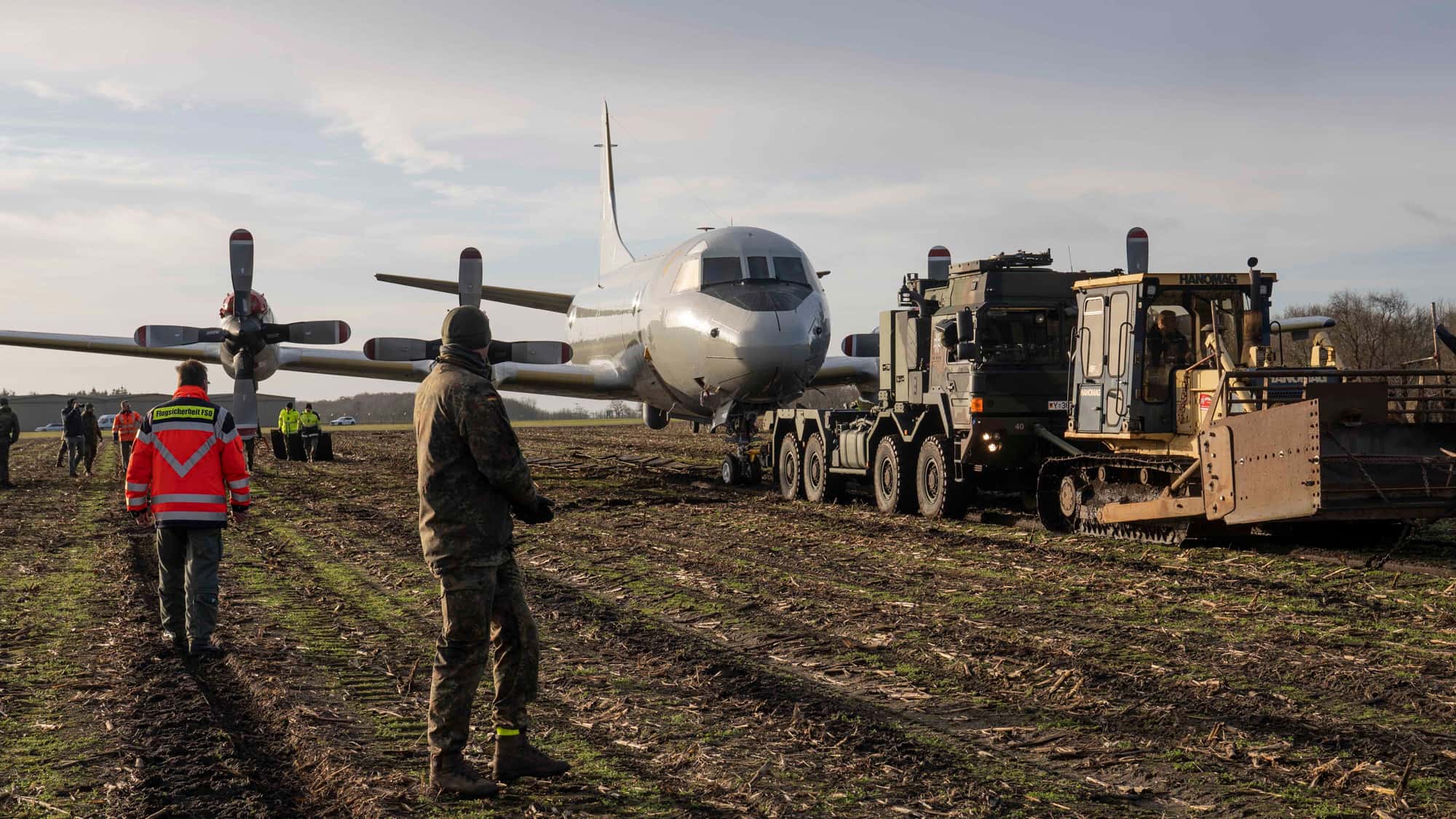 Letzte-Reise-der-60-01-in-Nordholz-U-Boot-J-ger-P-3C-Orion-muss-ber-den-Acker