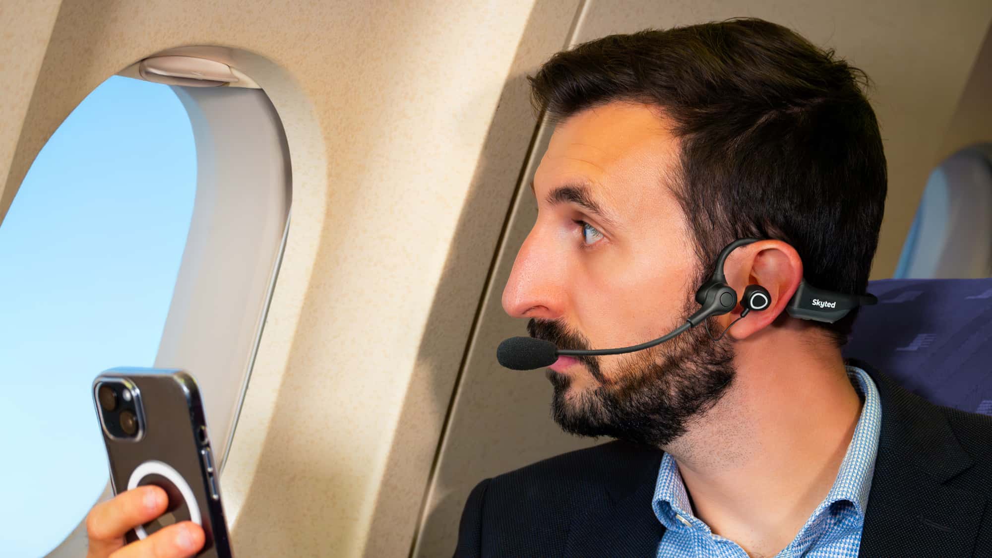 Skyted-Im-Flugzeug-telefonieren-ohne-andere-zu-st-ren