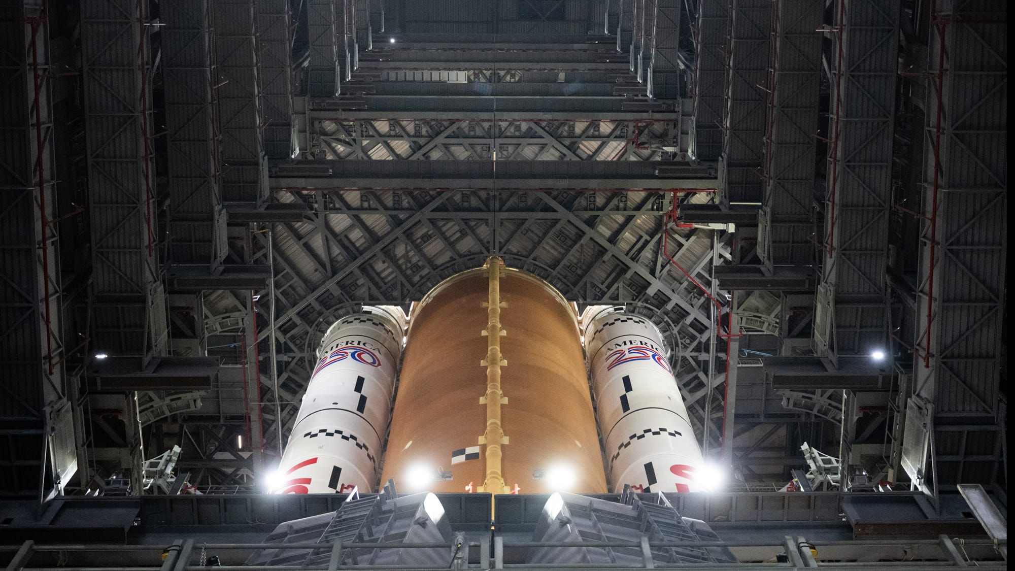 NASA-Mission-Artemis-II-SLS-Rakete-f-r-bemannte-Mondumrundung-vor-Rollout