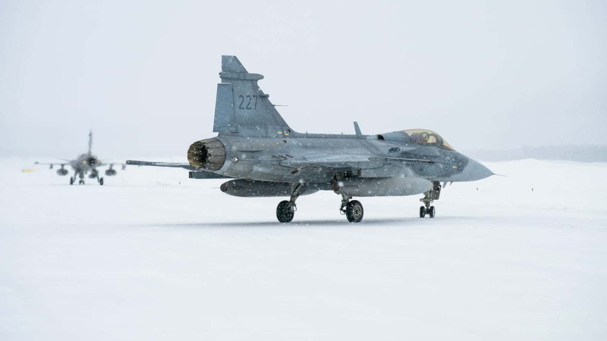 Saab-Gripen-im-Eis-Schweden-verst-rkt-Luftverteidigung-auf-Island