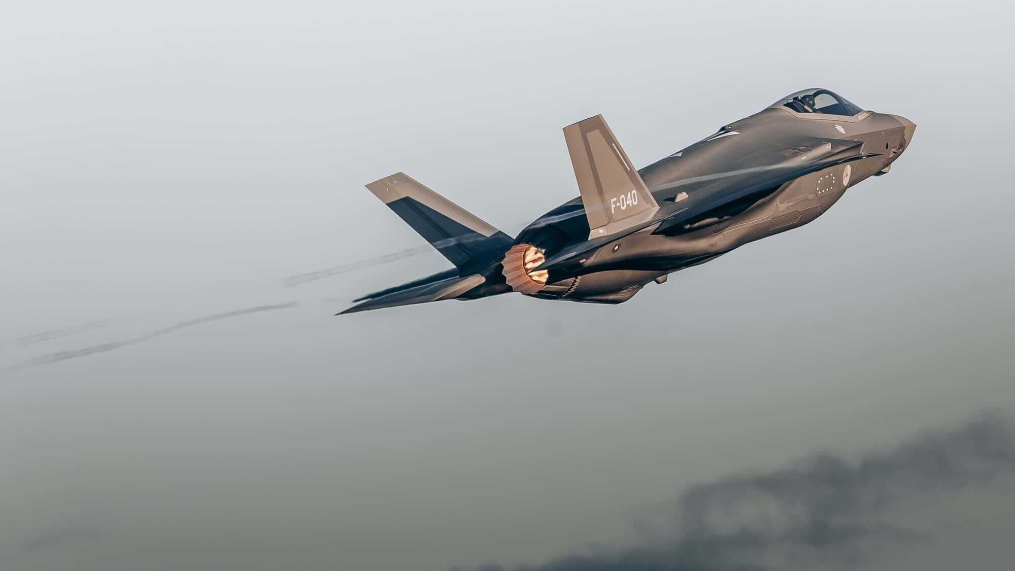 Niederl-ndische-Luftwaffe-probt-den-Ernstfall-F-35-Kampfjets-landen-auf-dem-Flughafen-Amsterdam