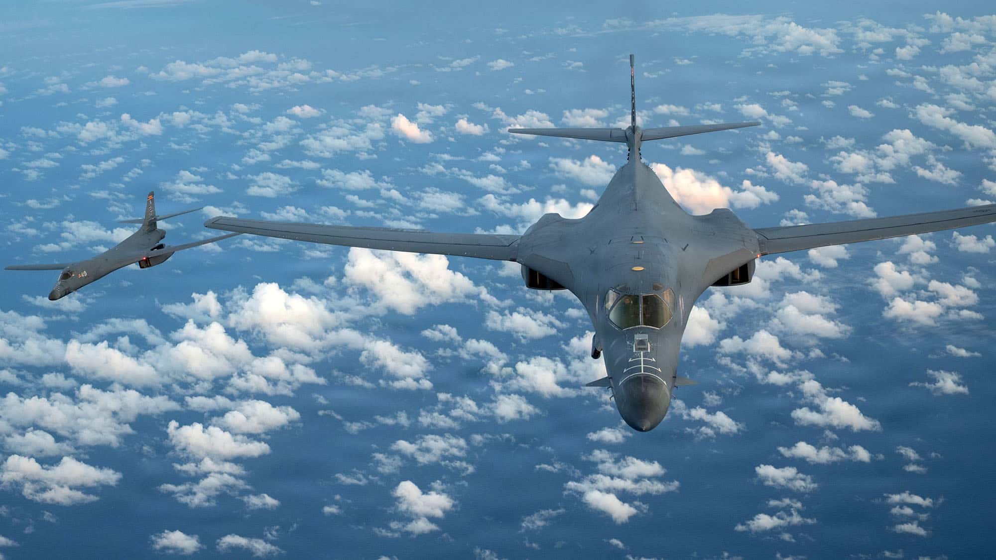 Milit-rflugzeuge-beim-gr-ten-Sportevent-der-Welt-B-1-Bomber-und-Kampfjets-ber-dem-Super-Bowl