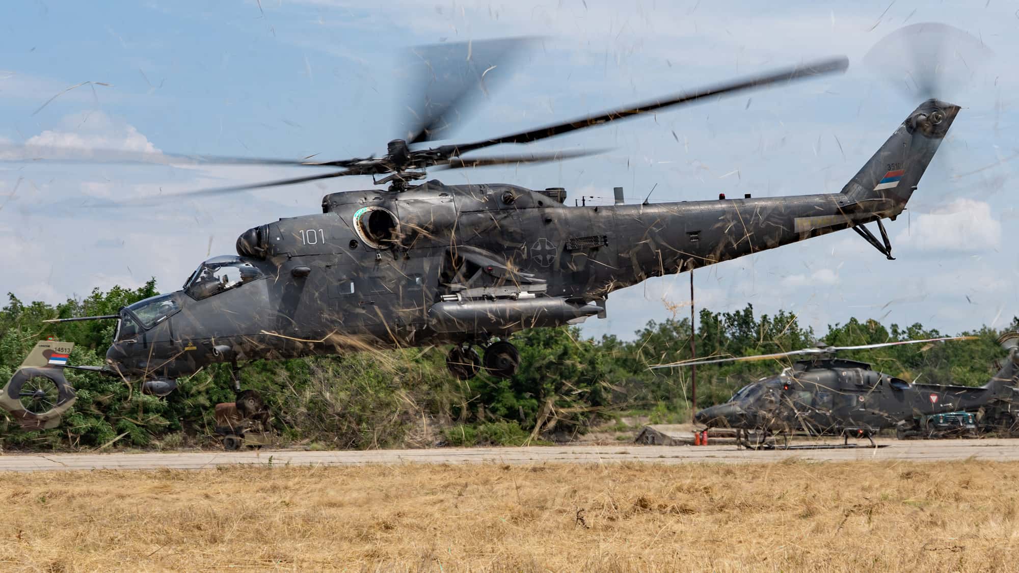 -Fliegender-Panzer-aus-Russland-Serbische-Mi-35M-trainiert-mit-NATO-Hubschraubern