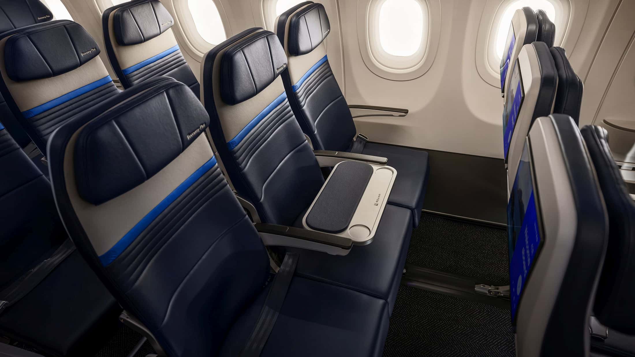 Dritter-Sitz-wird-als-Tischfl-che-abgedeckt-United-mit-Tischchen-in-der-A321XLR-Economy-Plus