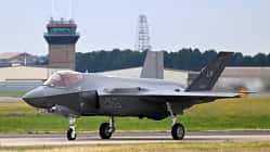 F-35A Lightning II vor Tower in Lakenheath