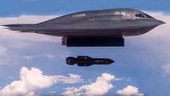 Stealth-Bomber B-2 wirft GBU-57 MOP-Bombe ab