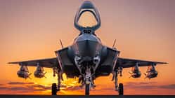 F-35I Adir Israel mit vier JDAM-Bomben von vorn im Sonnenuntergang