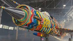 Bunte MiG-21 mit handgemachtem Perlenkleid im Museum in Südafrika