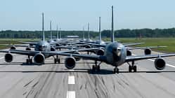 Mehrere KC-135-Tanker hintereinander auf der Startbahn