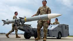 Soldaten befördern AIM-120 AMRAAM Flugkörper