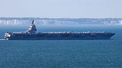 USS Gerald R. Ford vor Kreidefelsen von Dover
