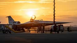 NASA X-59 am Boden im Sonnenuntergang