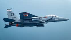 F-15E, AGR-20, APKWS F-15E Eagle mit AGR-20 im Flug
