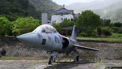 Abgestellter Lockheed F-104 Starfighter vor Tempel und Bergen