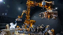 Ingenieur Steven Butcher inspiziert die RSGS-Nutzlast nach Tests