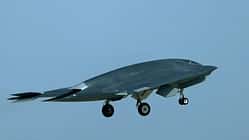 Chinesische Drohne fliegt vor blauem Himmel.