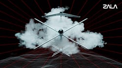 Drei unbemannte Drohnen fliegen übereinander in einem schwarzen Simulationsraum.