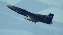 Baykar Bayraktar Kizilelma - türkische Stealth-Kampfdrohne schießt im simulierten Luftkampf F-16 ab. 